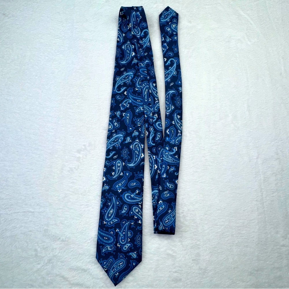 Brooks Brothers Paisley Print Made in Italy, 100% silk Italian Fabric Tie. 60”